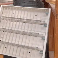تعدادی چراغ سقفی مهتابی