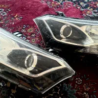 یک جفت چراغ جلو دنا