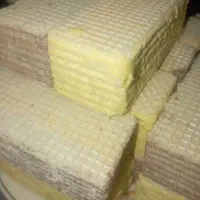 یک اپراتور دستگاه ویفر  آشنا به فرمول و تولید ویفر