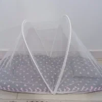 تشک پشه بند و قنداق فرنگی و پتو و حوله و لباس و..