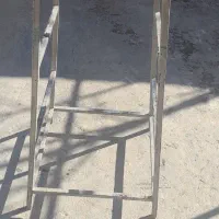 یک عدد چارپایه  آهنگی به فروش می‌رسد .