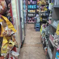 فروشنده خانم برای سوپر مارکت