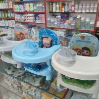 صندلی غذا نشسته