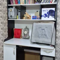 میز تحریر و کامپیوتر
