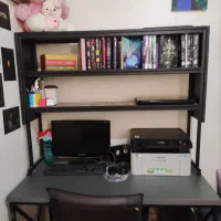 میز و کتابخانه