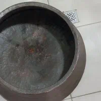دیگ مسی قدیمی|ظروف پخت‌وپز|قم, صفائیه|دیوار