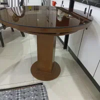 میز چوب 4نفره با شیشه دودی در حد نو