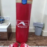 کیسه بوکس به همراه دستکش