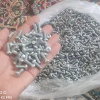 تعدادی زیادی پیچ موجوداست