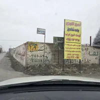 زمین دور دیوار روبروی موجهای خروشان سند تک برگ