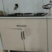 هود و تعدادی در کابینت