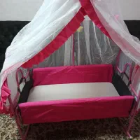 تخت گهواره ای کنار مادر