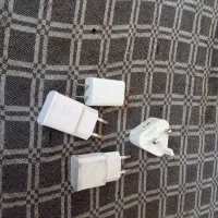 تعدادی شارژر موبایل فروشی