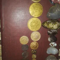 سکه های قدیمی و سنگ