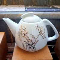 قوری قدیمی چینی گل برجسته طلایی برند روزیتا