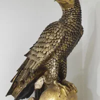 مجسمه عقاب طلایی