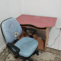 یک عدد میز کامپیوتر