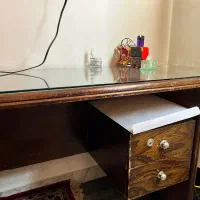 میز تحریر و کامپیوتر