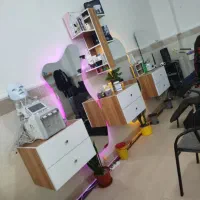 نیازمند شاگرد در سالن زیبایی