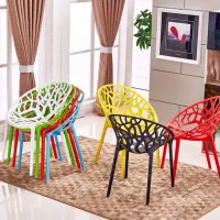صندلی شاخ و برگی فضای باز و استخری