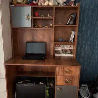 میز تحریر و کتابخانه