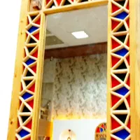 دکور سنتی شامل آیینه کناف لوستر
