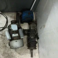 بالا بر ،نفر و بار داخل ساختمان