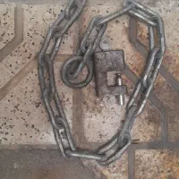 قفل و زنجیر محکم