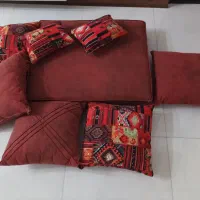 مبل کم کار تمیز با چهار عدد صندلی جدا.