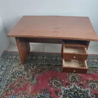 میز تحریر و کامپیوتر