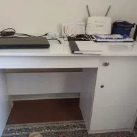 میز تحریر و کامپیوتر