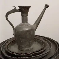 چهار عدد سینی مجمع و آفتابه قدیمی