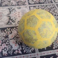 توپ فوتبال پر باد کاملا سالم