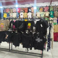 فروشنده خانم برای پوشاک بچگانه چهاراه دکترا