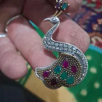 گردنی نقره با سنگهای زمرد ویاقوت