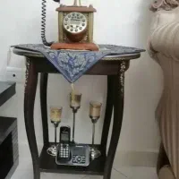 میز تلفن و لوستر، گل و گلدان