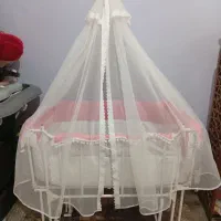 تخت کنار مادر