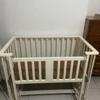 تخت کنار مادر