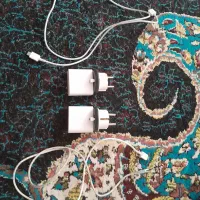 ۲ عدد آداپتور همراه با سیم شارژر