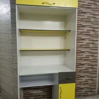 میز تحریر و کتابخانه