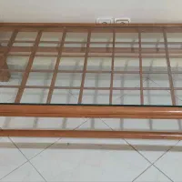 میز چوبی با رویه شیشه ای