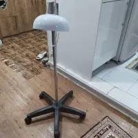 سه پایه چرخ دار چراغ کار کرده عکس تزیین