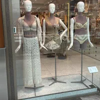 فروشنده پوشاک زنانه