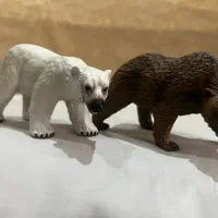 تعدادی فیگور حیوانات که دوعدد آنها برند کالکتا هست