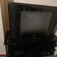 تلویزیون با میز سالم وتمیز