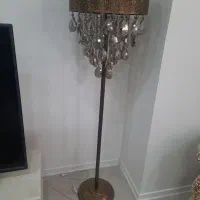 یک عدد آباژور کنار مبلی