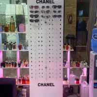 استند عینک چرخ دار متحرک طرح شنل