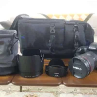 دوربین کانن 5D مارک 4  همراه یک فلاش کانن