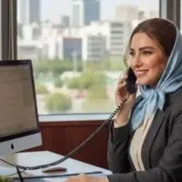 کارمند دفتری خانم با ظاهری آراسته در دفتر بیمه