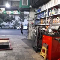 به یک همکار برای تعویض روغن و لاستیک